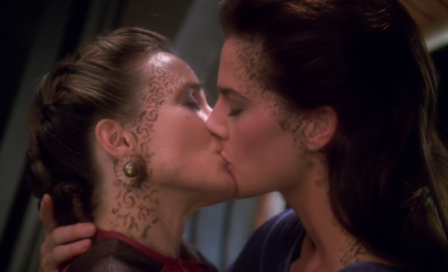 Terry Farrell lesbian kiss