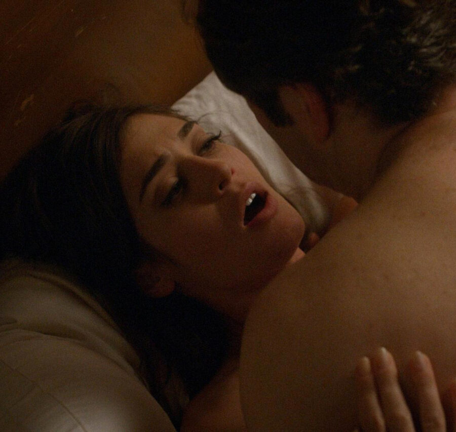 Lizzy Caplan nudity