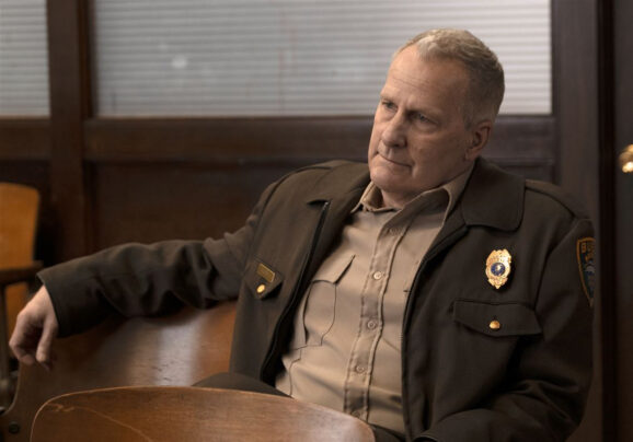 See Jeff Daniels Protect His Family In The American Rust Trailer ...