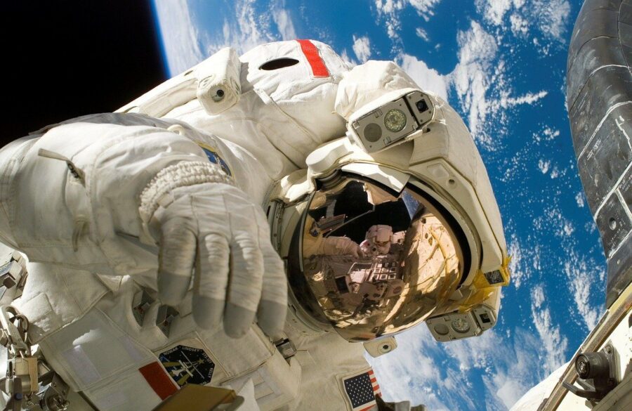 Bisakah seorang astronot, terdampar di luar angkasa, kembali ke Bumi?