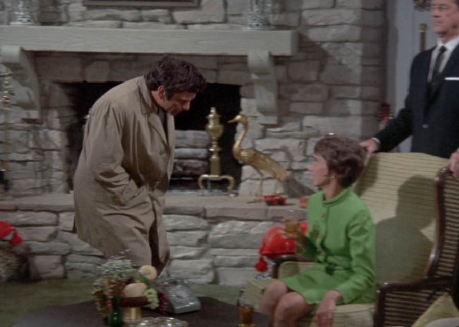 Columbo's hands in his pockets